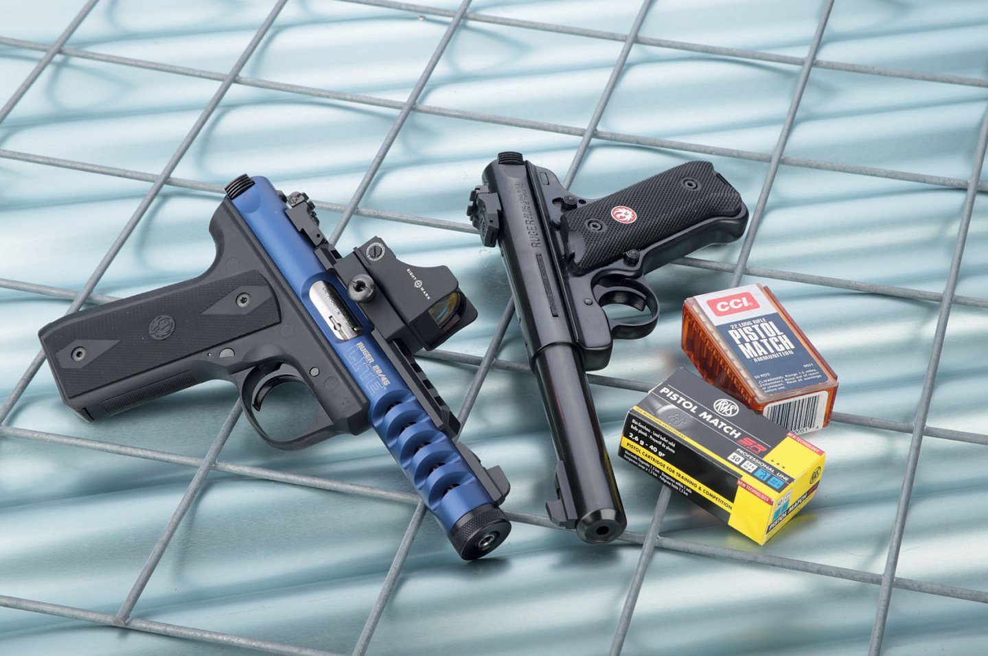Test: Ruger Mark III Target und Ruger 22/45 Lite Blue Ruger Mark III Target und Ruger 22/45 Lite Blue in .22 l.r. in Vollansicht