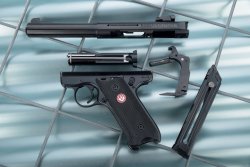 Test: Ruger Mark III Target und Ruger 22/45 Lite Blue Ruger Mark III Target zerlegt in ihre Einzelteile