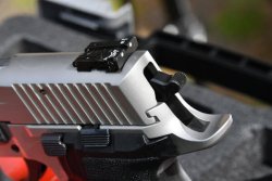 Test & Technik: SIG Sauer P 226 LDC II Tacops SIG Sauer P226 LDC II Tacops Nahaufnahme Kimme