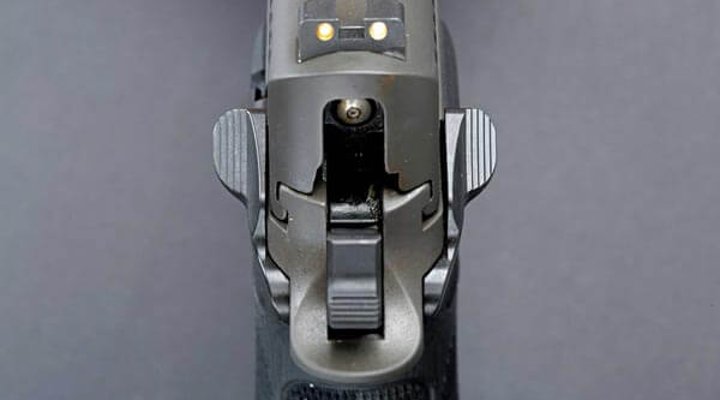 Beidseitige Sicherung der Dienstpistole SIG Sauer Legion P226 SAO