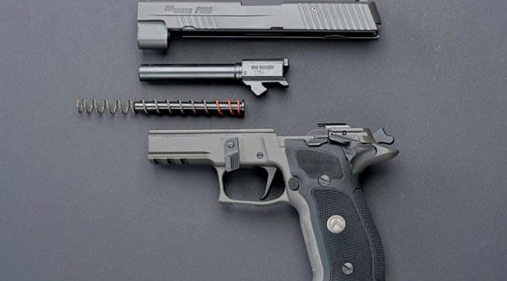 Dienstpistole SIG Sauer P226 Legion in Waffenkomponenten zerlegt