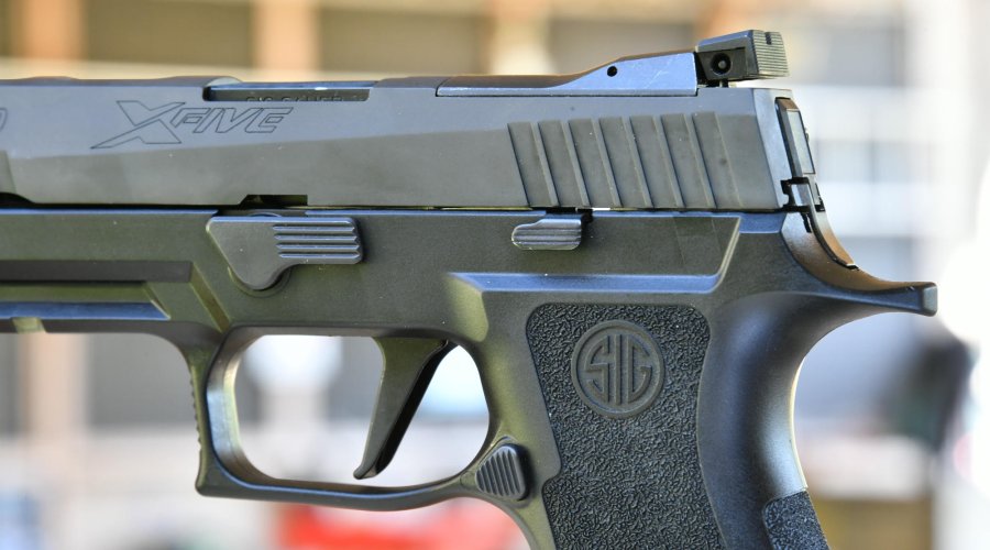 Full Size X-Grip-Griffstück der Matchpistole P320 X-Five mit weit nach oben reichendem, griffigen Checkering und verlängertem Griffsporn.