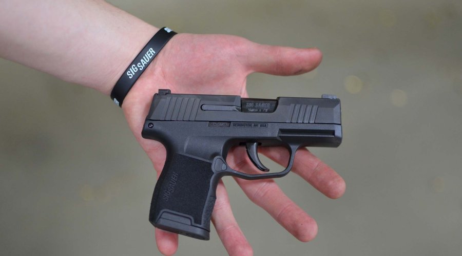 Subkompaktpistole SIG Sauer P365 liegt auf Handteller 