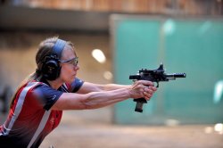 SIG Sauer X-Five Open: Racegun für das IPSC-Schießen Sportschützin im dynamischen IPSC-Schießen