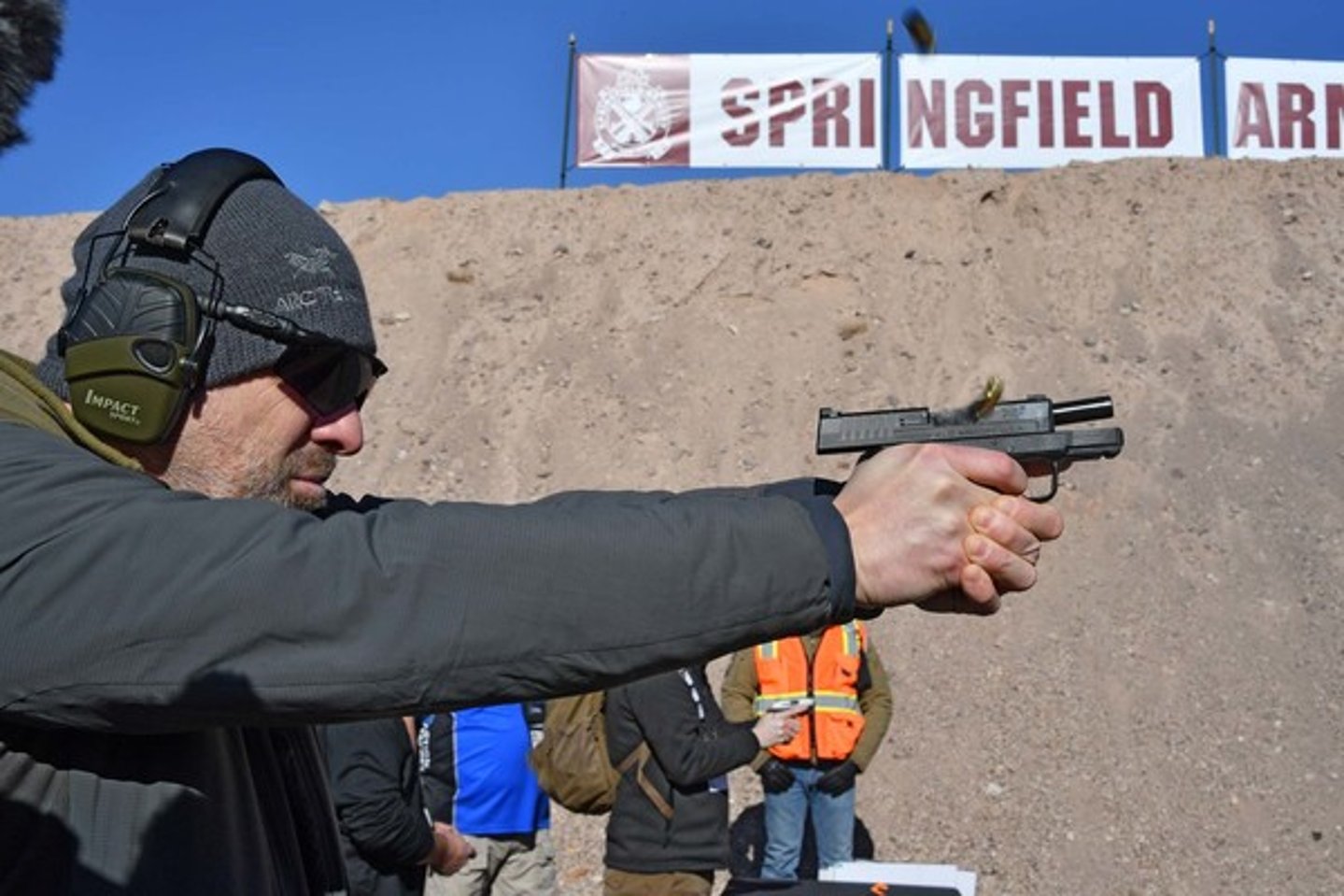 Taschenpistole Springfield Armory XD-S Mod.2 in neuem Kaliber .45 ACP Schütze mit subkompakter Pistole Springfield Armory XD-S Mod.2 auf dem Schießstand