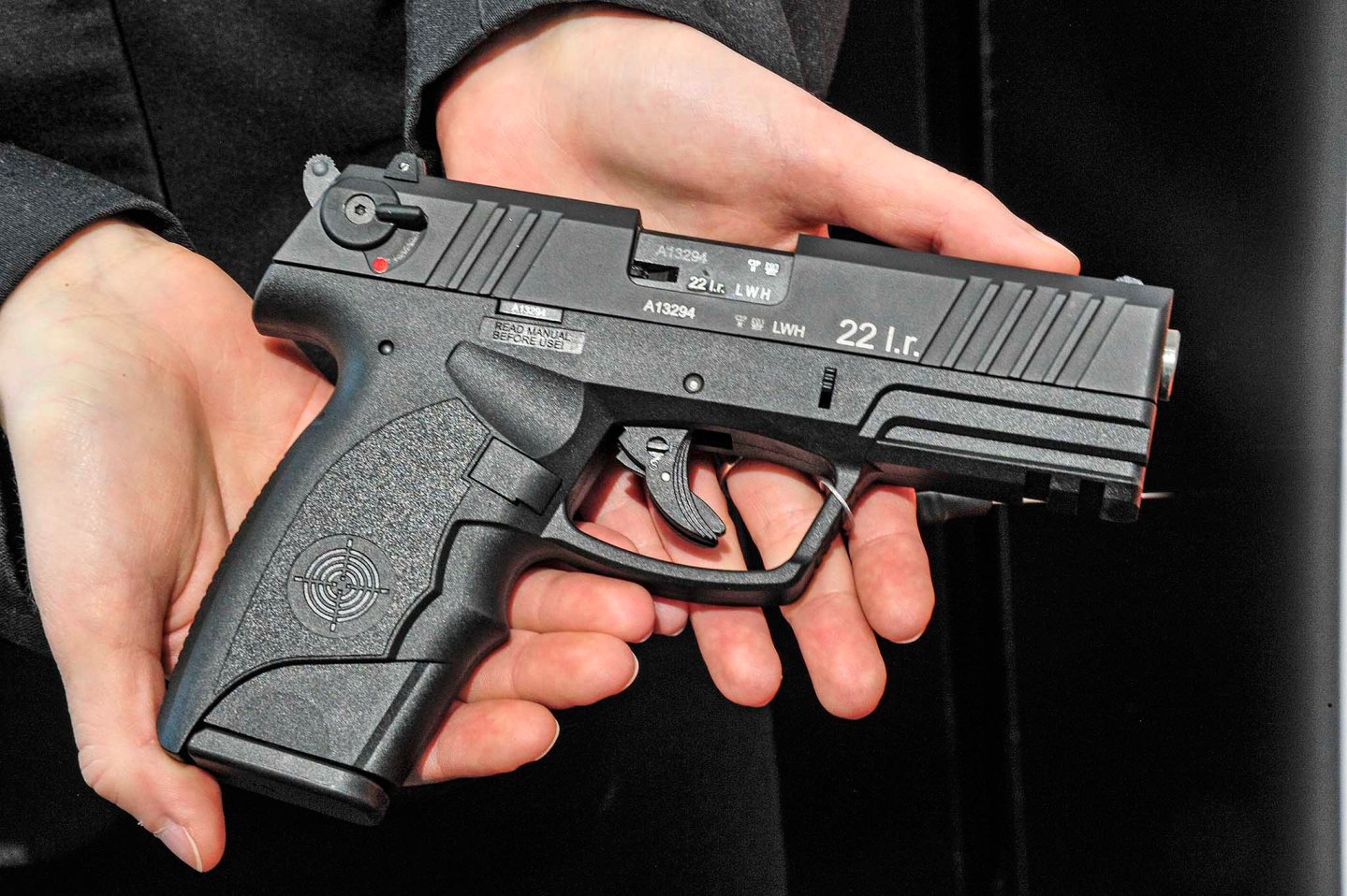 STEYR MANNLICHER Sportpistole RFP im Kaliber .22 Long Rifle Pistole Steyr RFP in Händen