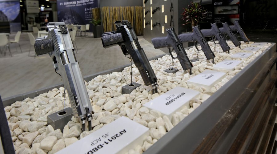 Pistolen von Arsenal Firearms am Messestand der IWA 2017