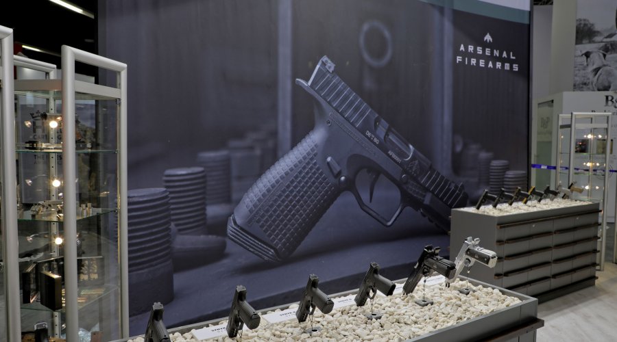 Messestand von Arsenal Firearms der IWA 2017 mit der STRYK B Pistole