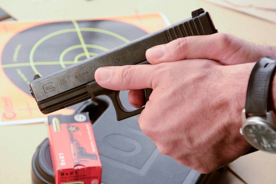 Die halbautomatische Pistole GLOCK 17 im Kaliber 9 mm Halbautomatische Pistole G17