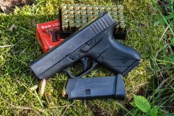 GLOCK G43: die kleinste und schmalste GLOCK aller Zeiten auf dem Schießstand Die subkompakte Dienstpistole GLOCK 43 Slimline im Kaliber 9 mm Luger neben Magazin und Munition