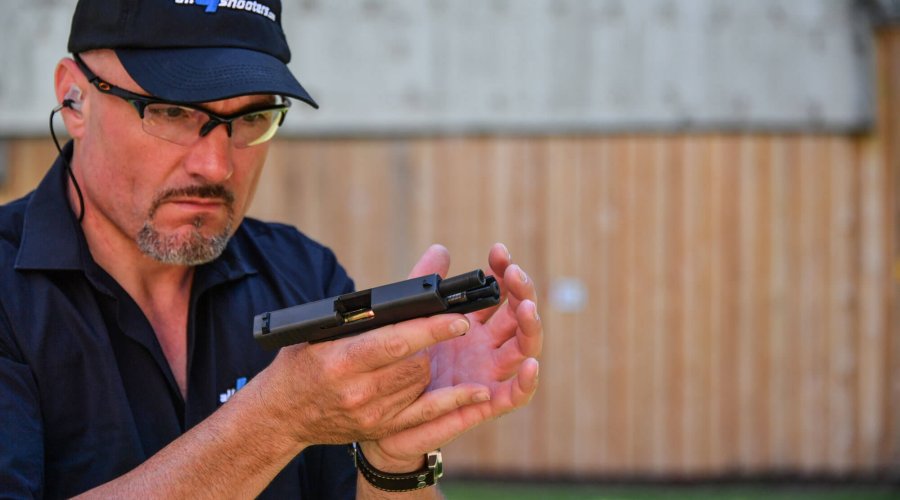 Sportschütze lädt die subkompakte Pistole GLOCK 43 im Kaliber 9 mm Luger