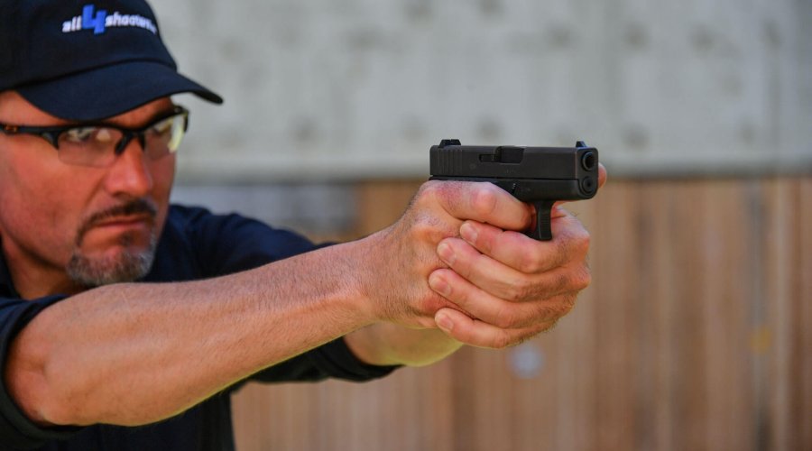Sportschütze schießt die subkompakte Pistole GLOCK 43
