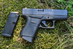 GLOCK G43: die kleinste und schmalste GLOCK aller Zeiten auf dem Schießstand Die GLOCK 43 neben einem geladenen, einreihigen Magazin