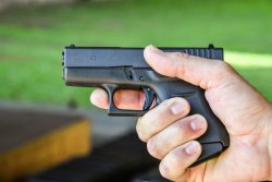 GLOCK G43: die kleinste und schmalste GLOCK aller Zeiten auf dem Schießstand In der Hand gehalten werden die minimalistischen Dimensionen der GLOCK 43 Slimline in 9 mm Luger offensichtlich.