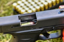 GLOCK G43: die kleinste und schmalste GLOCK aller Zeiten auf dem Schießstand Blich in die Patronenkammer der GLOCK 43 Subkompaktpistole offenbart einen Patrone