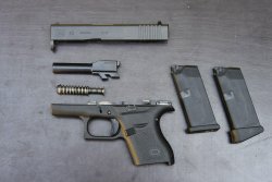 GLOCK G43: die kleinste und schmalste GLOCK aller Zeiten auf dem Schießstand Die GLOCK 43 in ihre Einzelteile zerlegt.