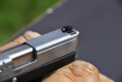 Test & Technik: Kahr P9 DuoTone in 9 mm Luger Breites Balkenkorn der Kahr P9 mit weißer Punkteinlage als Zielhilfe.