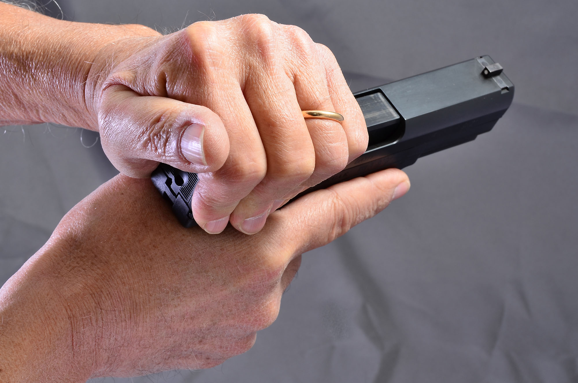 pistole: Richtiges Zurückziehen des Pistolen-Schlittens