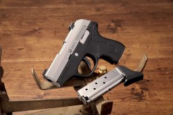 Test & Technik: .380er Pistolen Beretta Pico mit Ersatzmagazin