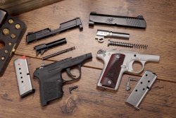 Test & Technik: .380er Pistolen Bauteile der Smith & Wesson Bodyguard 380 und Kimber Micro 380 .380er Pistolen