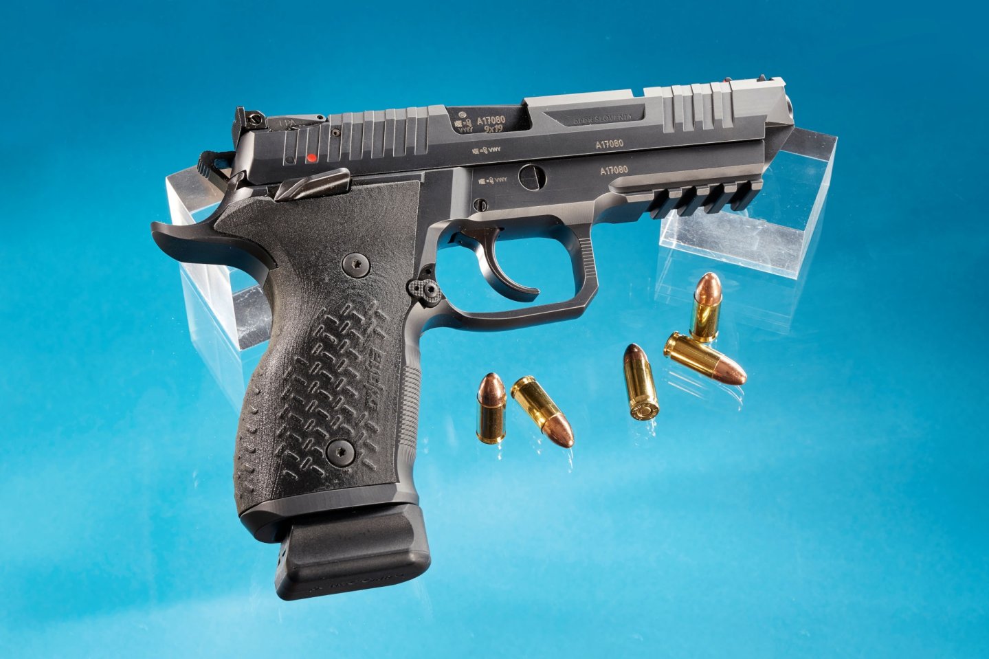 Sportliche Pistole aus Slowenien im Test: Die Arex Rex Alpha im Kaliber 9 mm Luger Arex Rex Alpha komplett von Links. Munition im Vordergrund.
