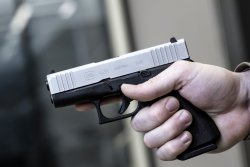 Neue Pistolen von GLOCK - SHOT Show 2019 Preview: Slimline-Modelle G43X und G48 in 9 mm Luger glock-g43x-und-g48-in-9-mm-luger-Slimline-Modelle-mit-silbernem-Verschluss-glock-g43x-in-der-hand-gehalten.jpg