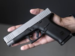 Neue Pistolen von GLOCK - SHOT Show 2019 Preview: Slimline-Modelle G43X und G48 in 9 mm Luger glock-g43x-und-g48-in-9-mm-luger-Slimline-Modelle-mit-silbernem-Verschluss-glock-g48-auf-einer-handflaeche.jpg