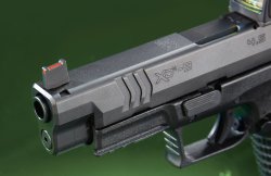 Polymerpistole mit Optikvorbereitung im Test: Die XDM-9 4.5 OSP vom kroatischen Hersteller HS Produkt. Was leistet die 9 mm Luger-Pistole? Das Hohe Korn der 4.5 OSP.