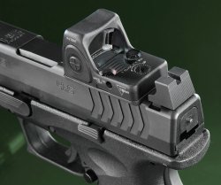 Polymerpistole mit Optikvorbereitung im Test: Die XDM-9 4.5 OSP vom kroatischen Hersteller HS Produkt. Was leistet die 9 mm Luger-Pistole? Detailansicht von Sight und hoher Kimme.