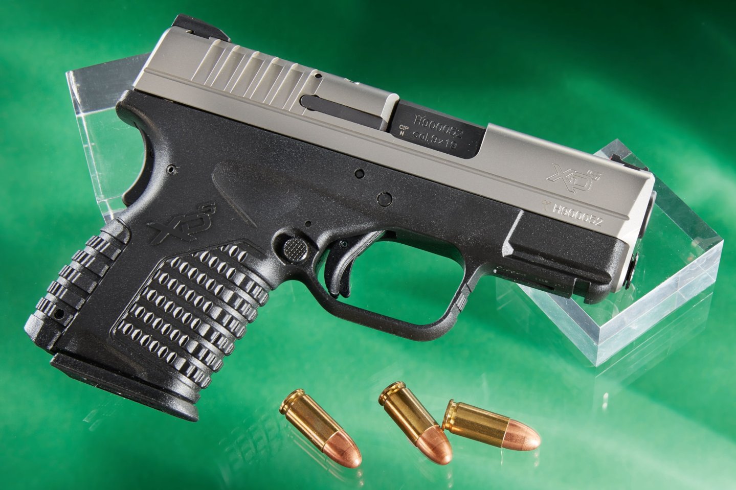 Die subkompakte von HS Produkt: Was kann die Polymerpistole XDS-9 in 9mm Luger auf dem Schießstand? Rechte Seite der XDS-9. Patronen und Handschuh im Vordergrund.