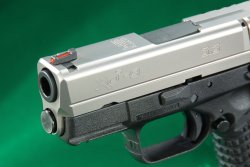 Die subkompakte von HS Produkt: Was kann die Polymerpistole XDS-9 in 9mm Luger auf dem Schießstand? Lichtsammlerkorn, Mündung und Rail der Testwaffe von HS Produkt.