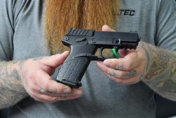 Die KelTec P17 eine Pistole für 199 Dollar in .22 l.r. KelTec P17 in rechter Seitenansicht von einem Mitarbeiter gehalten.