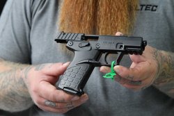 Die KelTec P17 eine Pistole für 199 Dollar in .22 l.r. KelTec P17 mit offenem Verschluss in rechter Seitenansicht von einem Mitarbeiter gehalten.