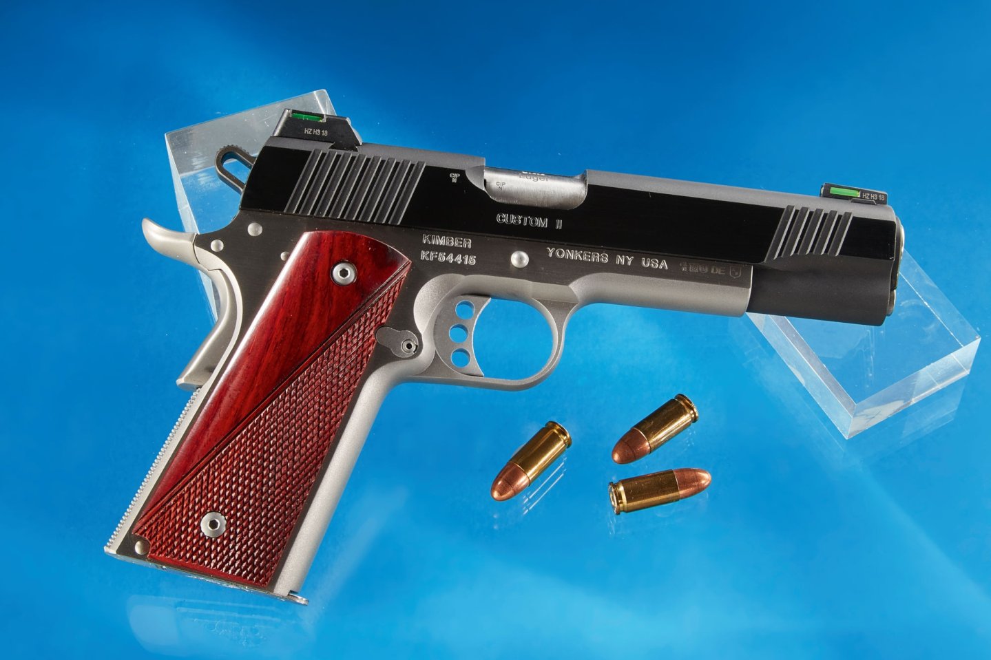 Two Tone im 1911er Stil: Die Kimber Custom II Two Tone ausführlich getestet. Kimber Custom II Two Tone komplett von rechts. Munition im Vordergrund.