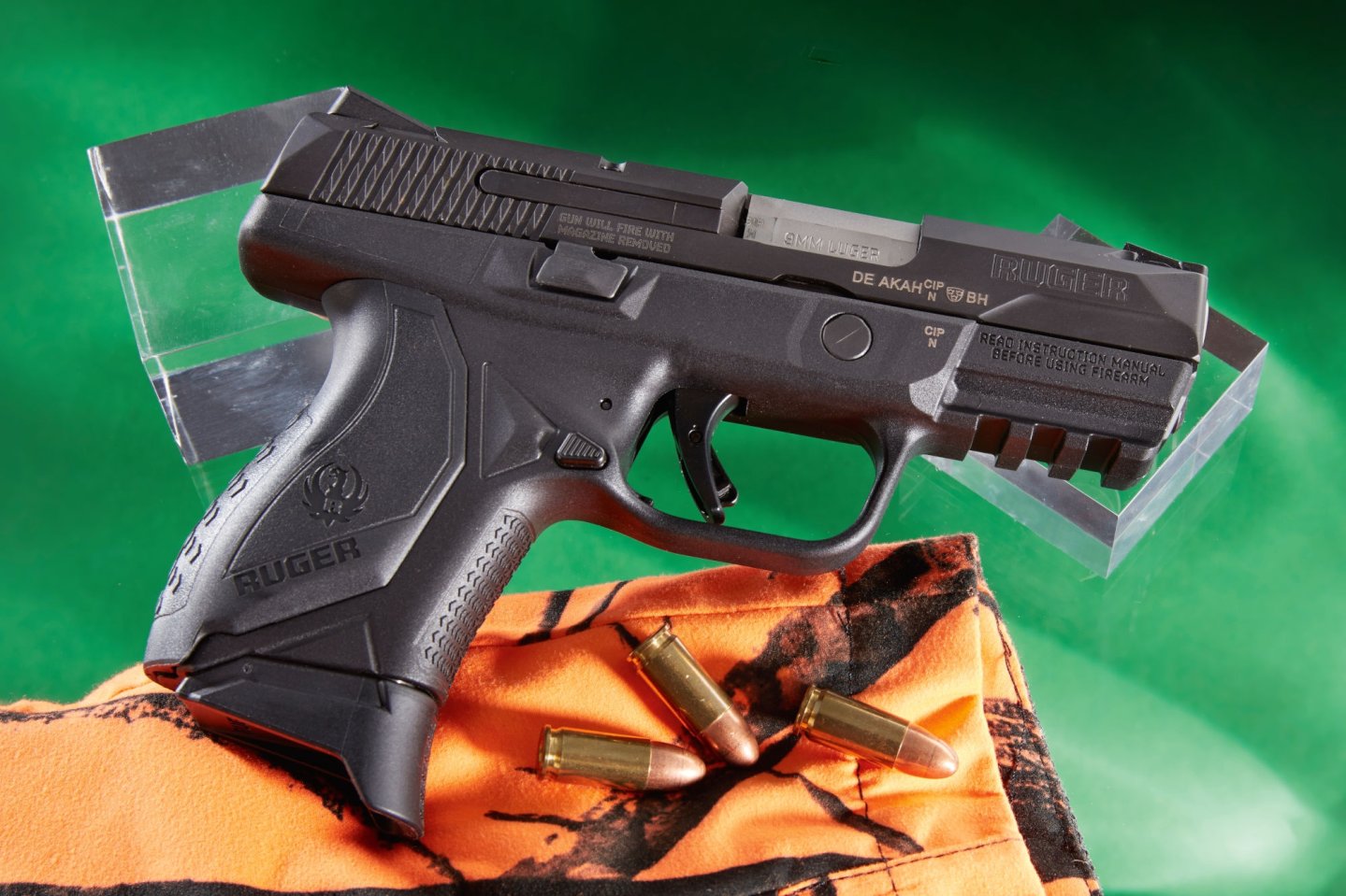 Kompakte Polymerpistole im Test: Was kann die Ruger American Pistol Compact im Kaliber 9 mm Luger? Ruger American Pistol Compact mit Munition und jagdlicher Signalkleidung.