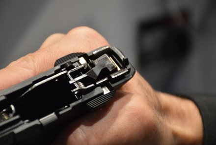 Smith & Wesson M&P 9 Shield EZ Pistole: die neue kompakte Handlichkeit  Smith & Wesson M&P 9 Shield EZ internes Schlagstueck Detail