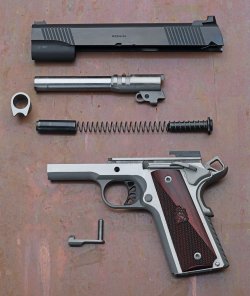 Springfield Armory 1911-A1 Ronin in 9 mm Luger und .45 Auto Springfield Armory 191 im zerlegten Zustand