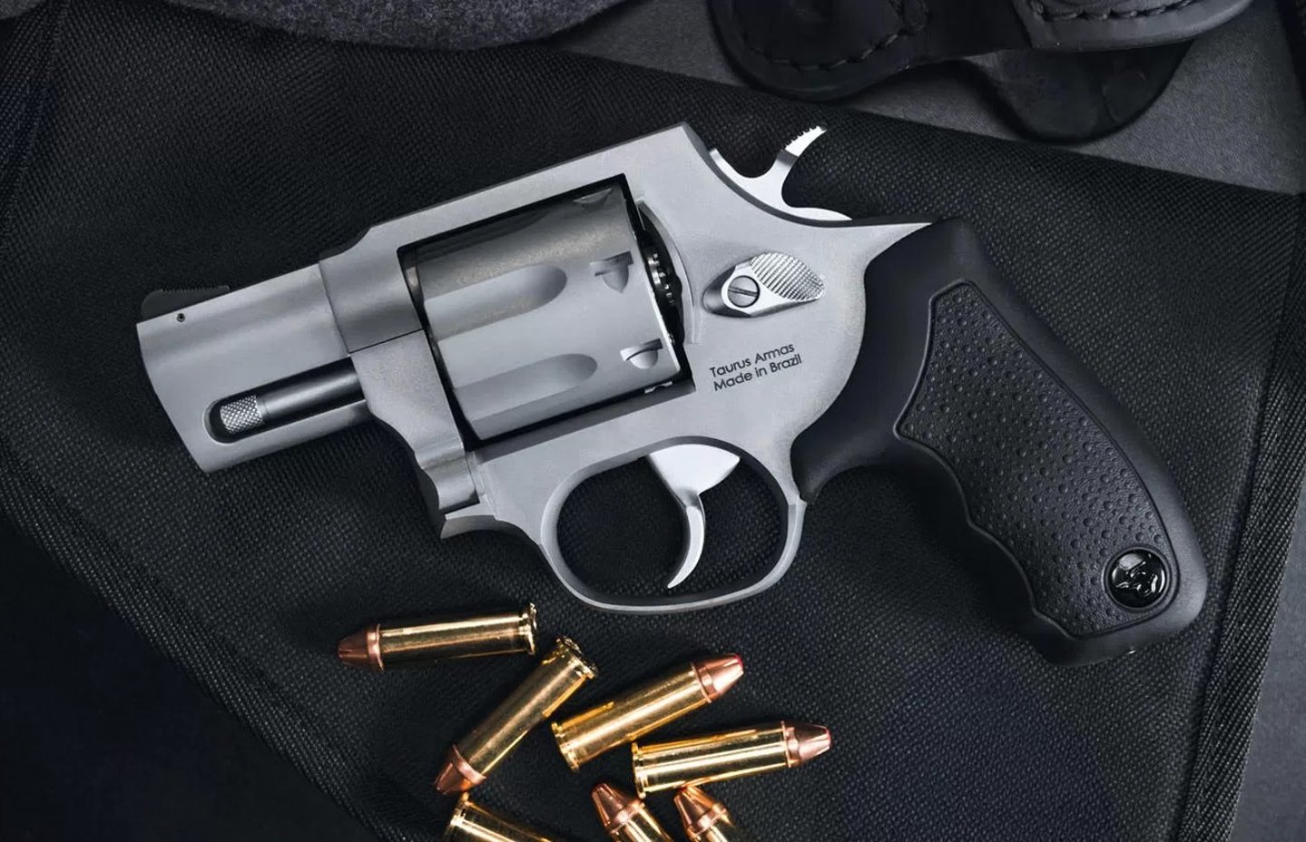 Taurus 817: Kompakter Revolver im Kaliber .38 Special +P – Relaunch-Variante in der Vorstellung Taurus 817 komplett von der linken Seite. Darunter Patronen im Kaliber .38 Special.