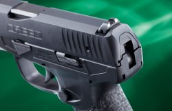 Polymerpistole im Kaliber 9 mm Luger im Test: Was kann die Walther Creed in der Praxis? Heckansicht der Creed von Walther. Einlassung für den spornlosen Hahn sichtbar.