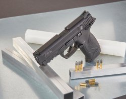 Selbstladepistolen von Walther, Ruger, Smith & Wesson und GLOCK - vier Polymer-Pistolen im Kaliber .22 l.r. Smith & Wesson M & P 22 mit Patronen