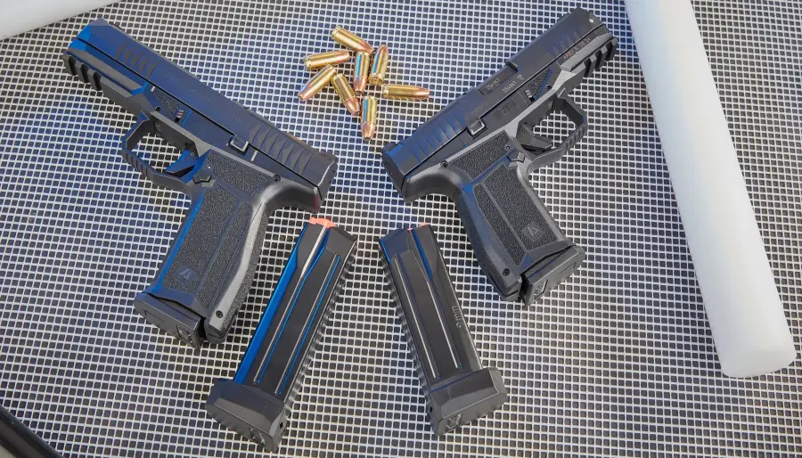 Zwei Arex Delta mit Magazinen.