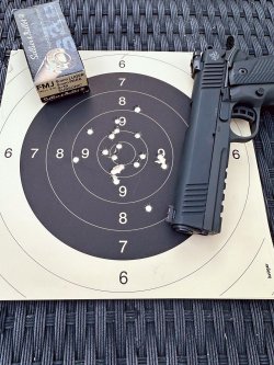 2011er für unter 1.300 Euro im Test: Armscor Tac Ultra FS HC in 9 mm Luger und .45 Auto Armscor Tac Ultra FS HC mit Scheibe der freihändigen Schießversuche.