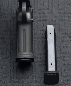 2011er für unter 1.300 Euro im Test: Armscor Tac Ultra FS HC in 9 mm Luger und .45 Auto Griffstück der Armscor Tac Ultra FS HC von vorne im Detail.