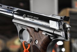 Rückkehr der Auto Mag Pistole Die Pistole Auto Mag kommt in verschiedenen Kalibern.