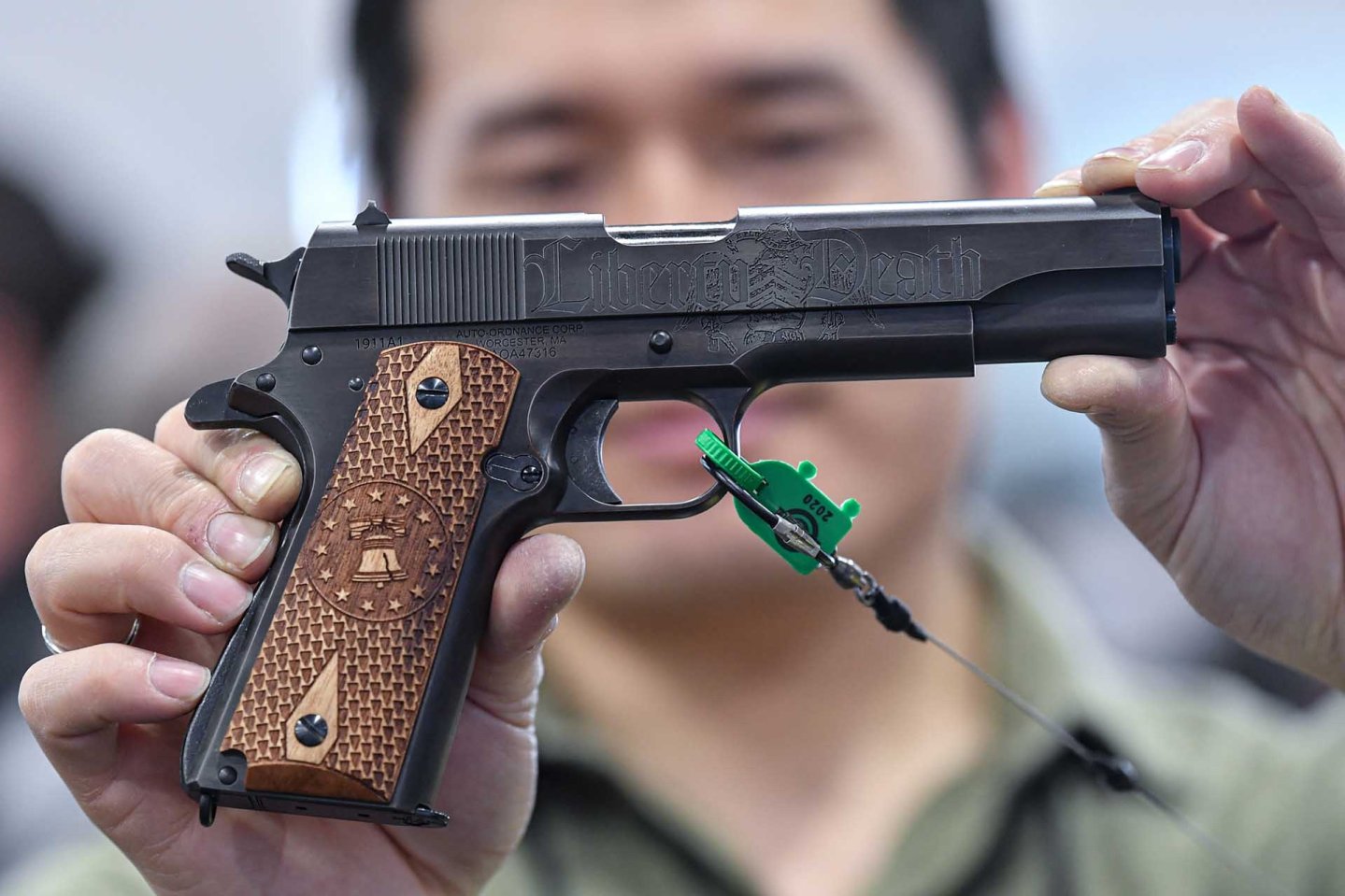 Die neue Auto-Ordnance Liberty 1911 − eine patriotisch-amerikanische Commoreative-Pistole im Kaliber .45 ACP Auto-Ordnance Liberty 1911 auf dem Messestand in rechter Seitenansicht