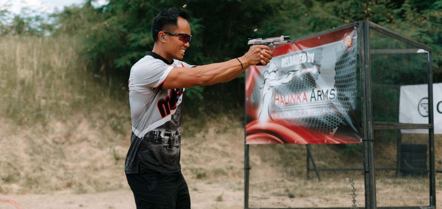 Beretta 92X Performance: Die Defensive-Variante der sportlichen Selbstladepistole im Test Simon „J.J.“ Racaza auf dem Schießstand.