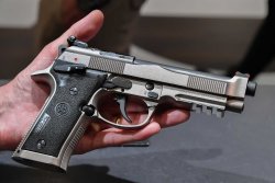 Beretta 92X Performance: Die Defensive-Variante der sportlichen Selbstladepistole im Test Beretta 92X Performance Optic auf der Messe EOS 2022.
