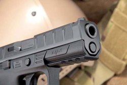 Test & Technik: Beretta APX in 9 mm Luger Beretta APX Detailaufnahme Picatinny Schiene