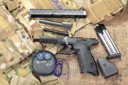 Test & Technik: Beretta APX in 9 mm Luger Baretta APX zerlegt von oben fotografiert: Verschluss, Lauf, Schließfeder, Griffstück, Magazin, Ladehilfe
