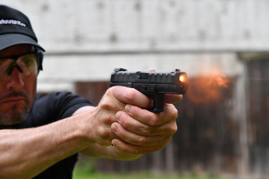Test & Technik: Beretta APX in 9 mm Luger Beretta APX auf der Schießbahn